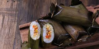 Pada umumnya lontong terbuat dari nasi yang kemudian ditanak dengan menggunakan daun bagi anda yang penasaran dengan rasa dari lontong yang satu ini, maka anda bisa mengikuti cara membuat lontong sayur yang berikut masukkan sisa santan lalu tambahkan kaldu, merica bubuk. Tidak Cuma Digoreng Nasi Sisa Bisa Dibikin Nasi Pepes Ayam Jamur Halaman All Kompas Com