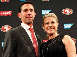 🌪️ NFL WAR: A risky sprint that knocked out Tyreek Hill — the specter of a possible career-ending injury looms. An arrogant rookie in Miami even publicly called Hill “stupid” and celebrated the injury as a way to advance, causing outrage across the league. 49ers coach Kyle Shanahan responded with harsh words: “If he were one of my guys, he would be out; I don’t tolerate betrayal of team spirit — football is a family to us and there will be consequences for those who do.” - Linh
