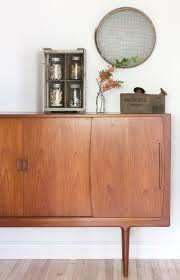 Creating a few small vignettes help to make your home look seasonally appropriate without feeling overwhelmed by having to decorate the entire house. How To Style An Easy Vignette