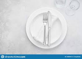 Wenn sie den tisch decken, kommt es nicht nur auf das richtige besteck eindecken an. Restaurant Mit Tisch Mit Weissen Tellern Glasern Und Besteck Stockfoto Bild Von Lage Auslegung 163804414