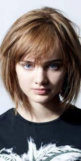 Coupe Degradee Le Carre Court Degrade Avec Une Frange En 2020 Coupe Au Carre Courte Et Blonde Carre Court Degrade Cheveux Courts Frange