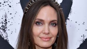 Why angelina jolie isn't at the 2020 oscars. Angelina Jolie Erzahlt Von Ihren Tochtern Die Sich Einer Operation Unterziehen News24viral