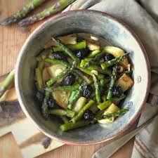 In una padella rosolate l'aglio con le olive nere denocciolate. Asparagi Verdi E Patate In Padella La Luna Sul Cucchiaio