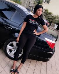 Jaruma bilkisu shema dai shema dai jaruma ce wacce take cikin wasu rukunin yan mata wanda zamu iya cewa yan ashirin ne, wato wadan da shekarun su ba su kai 30 ba. Hausafilms Tv Blog Bilkisu Shema Yar Kwalisa