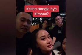 Belum lama ini, denise chariesta mengunggah sebuah video di media sosial. Masih Ingat Video Denise Chariesta Yang Pamer Nongkrong Di Mal Dia Harus Terima Pil Pahit Karena Dapat Balasan Menohok Dari Artis Ini Semua Halaman Suar
