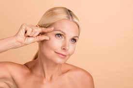 Contorno occhi dopo i 50 anni: le migliori creme