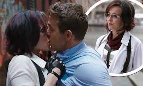 Taika waititi, jodie comer, ryan reynoldsa bank teller discovers that he's actually an npc inside a brutal, open world video game.director: Jodie Comer Enjoys A Steamy Smooch With Ryan Reynolds In Free Guy Trailer Daily Mail Online