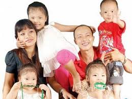 Nam diễn viên đức hải là nsưt, нιệи đang gιữ chức phó hiệu trưởng, kiêm trưởng khoa nghệ thuật của trường cao đẳng văn hóa nghệ thuật và du nsưt đức hải là diễn viên thuộc sân khấu kịch hồng vân. Cáº·p Sinh Ba Nha Nghá»‡ SÄ© Ä'á»©c Háº£i Giá» Ra Sao