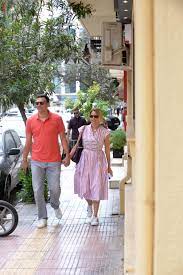 Η τζένη μπαλατσινού γιορτάζει την επέτειο του 1821 με μια υπέροχη φωτό, όπου ο γιος της κρατά την ελληνική σημαία. Apokleistiko Mpalatsinoy Kikilias Erwteymenoi Xeri Xeri Sto Kentro Ths A8hnas
