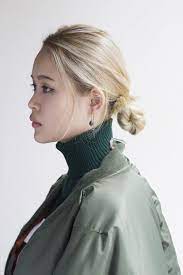 コンパクトでタイトなシニヨンもツヤを意識した知的な雰囲気に ヘアカタログ シュワルツコフ オンライン モード ヘアスタイル ヘアスタイル シニヨン