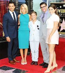 Height origin kelly ripa is an american talk show host and actress. Kelly Ripa Fitness Diet Trends Soulcycle Pop Workouts
