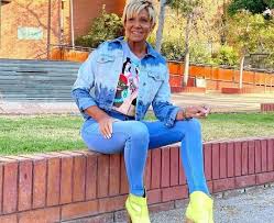 La madre de kel y nano calderón desempolvó una antigua foto del baúl de los recuerdos y le mostró a sus seguidores a un joven pap Raquel Argandona Desata Enfrentamiento De Sus Seguidores En Instagram Por Su Vestuario Guioteca