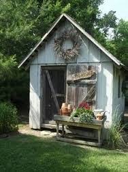Bildergebnis Fur Nostalgisches Gartenhaus Flieder Garten Garten Ideen Und Rustikaler Garten
