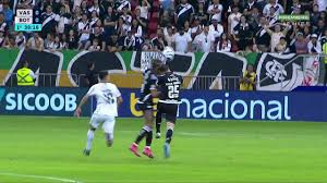 Hugo Moura e João Victor batem as cabeças em Vasco x Botafogo