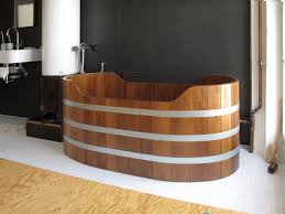 Bei allen hier gezeigten wickelablagen für die badewanne haben sie die freie aus­wahl von grö­ße, holz­art, ober­fläche, fall­schutz, trenn­brett, seit­liche ab­lage, trage­gri­ffe. Badewanne In Holz