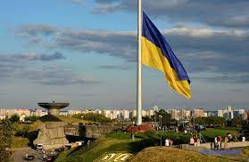 Як повідомляв укрінформ, у понеділок, 23 серпня, в україні відзначають день державного прапора. U Kiyevi Pidnyali Najbilshij Derzhavnij Prapor Ukrayini