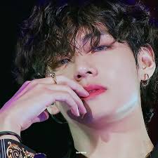 27.09.2021 · bts army, here we are to drive away your monday blues with some princely pictures of kim taehyung of bts. Alle Fakten Uber Bts V Kim Taehyung Fakten Kindheit Familie Mode Und Mehr Korebu Com