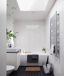 Vous trouverez des meubles sous vasque et même des rangements sous baignoire. Faut Il Carreler Totalement La Salle De Bain