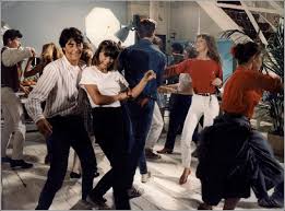 C'est la meilleure amie de vic (this is vic's best friend) c'est la soeur de samantha elle est dragueuse. La Boum 2