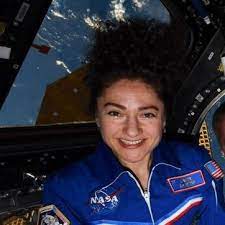 1 hon har också svenskt medborgarskap, men som astronaut representerar hon usa. Jessica Meir Astro Jessica Twitter