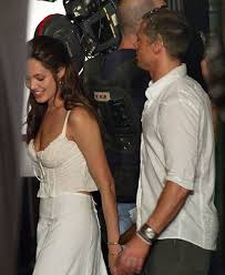 Pin By Juliana Camargo On Angelina Jolie Brad Pitt And Angelina Jolie Brad And Angelina Angelina Jolie Style