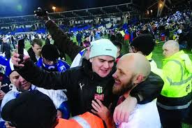 لحظة سقوط الدنماركي إريكسن خلال مواجهة فنلندا بـ«يورو 2020» رغم عدم شهرة المنتخب الدنماركي ونظيره الفنلندي على مستوى كرة القدم؛ فإن مباراتهما معاً بكأس أمم أوروبا «يورو 2020»، اليوم السبت، كانت محط أنظار شعوب. Jquy Yhz72r6ym