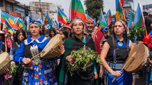 A juicio de loncon las culturas se engrandecen y potencias por medio del contacto, pero en contexto de diálogo, no de subordinación todos los pueblos originarios de américa comparte una cosmogonía. Las Mujeres Mapuche Y El Feminismo Ciper Chile
