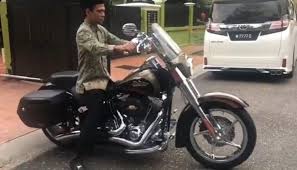 Hal tersebut terlihat dari beberapa unggahan ustadz abdul somad di akun instagram miliknya @ustadzabdulsomad_official. Uas Naik Moge Pakai Peci Netizen Mengingatkan Jangan Lupa Helm Ustaz Mercinews