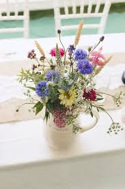 Stilvoll fotografiert von jana bath kamera. August Blooms Including Cornflower Wheat And Clary Sage Blumen August Hochzeit Blumendeko Hochzeit Braut Blumen