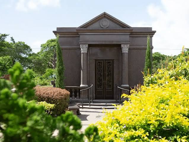 What Is a Mausoleum? History, Types, Styles & More