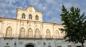 Royal council building the praça do município (municipal in the centre of the square and facing the paços do concelho there is an 18th century pillory, a symbol of the great veranda running round the building is projected out into the square from the salão nobre. Edificio Pacos Do Concelho Camara Municipal De Evora
