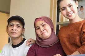 Bella astillah 3 months ago. Biar Orang Nak Cakap Apa Kakak Masih Ada Keluarga Bapa Bella Astillah Dipuji Jarang Bersuara Hal Anak Hiburan Mstar