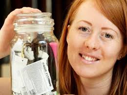 Come creare un nuovo rossetto riciclando i fondi di quelli vecchi.