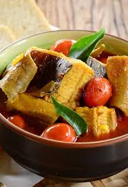 Indonesian curry with fish (kari ikan) with creamy coconut, tangy lemongrass and tender white fish. Kari Ikan Pari Cicah Roti Dapur Tanpa Sempadan