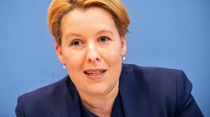 Franziska giffey (41, spd), ist offenbar seinen job als tierarzt im landesamt für gesundheit und soziales los, wo er zuletzt tätig war. Franziska Giffeys Probleme Ehemann Verliert Beamtenstatus