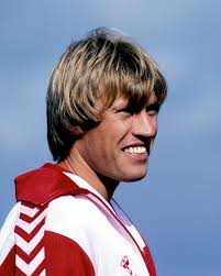 Per Røntved er gået bort. I dag siger vi farvel til en stor spiller og en  stor leder på Herrelandsholdet og i dansk fodbold. Vores tidligere  landsholdsanfører, Per Røntved, er gået bort