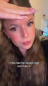 Bär Han Har Kepsen Bak Å Fram