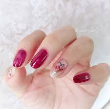 new nail リキュールネイル３の臙脂色でもやもや 人差し指 中指にはルージュネイルのシアーでキラキラホワイトカラーをひと塗り 人差し指は臙脂色とルージュネイルでもやもや 中指は臙脂色とトップコートでもやもや 小指は臙脂色を2度塗り 親指