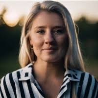 Leslie Annis's Instagram, Twitter & Facebook