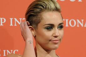 Les principales significations des tatouages d'ancre sont les tatouages de corde et d'ancre sont courants chez les membres de la marine et représentent la force. Tatouage Ancre Marine Signification Origine Et Prix