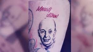 A lap úgy tudja, hogy a vírusszkeptikus gyógyszerészt a közösségi oldalain és a honlapján publikált tartalom. Gyorfi Pal Tetkot Varrt Magara Jozsef A Karantenban Nlc