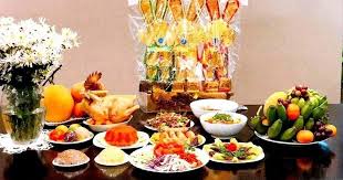 Mâm cỗ cúng sẽ gồm ba bộ mã, hai bộ đàn ông tượng trưng cho hai táo ông. J Bmfms25wprsm