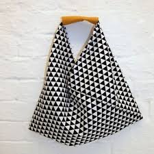 The Origami Bag 30 Minute Bag For Beginners Bernina Blog The Origami Bag 30 Minutes For Beginners Version Made Of 1 Pi In 2020 Origami Bag Triangle Bag Diy Bags
