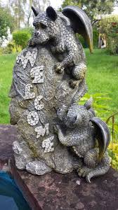 Gartendrachen Zwei Drachen Kinder Mit Welcome Stein Mit Bildern Gartenstatue Gartenfiguren Drachen Kinder
