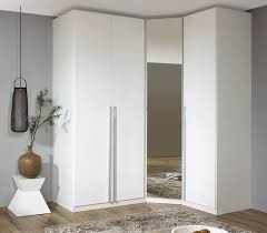 Une Armoire D Angle Pour Economiser Vos Espaces Armoire Ofisy Dizajnerov Interera Shkaf V Spalne Belye Shkafy