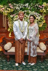 Pakaian adat pria jawa barat, diantaranya ialah : Pernikahan Kaya Tradisi Kombinasi Sunda Jawa Dan Palembang Safira Adlina Murti Dan Aditya Pratama Weddingku Com