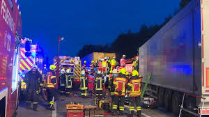 Jun 29, 2021 · schwerer unfall auf a13 bei freiwalde (hier klicken) a13 bei staakow: Schwerer Lkw Unfall Sperrung Der A10 Wieder Aufgehoben Rbb24