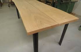 eiken tafel met een blad uit twee stamdelen het frame is gelast van stalen hoekprofielen tafels eiken tafel tafel
