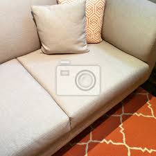 Einloggen und zur kasse gehen. Graues Sofa Mit Kissen Auf Orange Teppich Fototapete Fototapeten Innenraume Innenarchitektur Teppich Myloview De