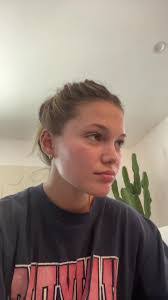 Shannon Holt's Instagram, Twitter & Facebook